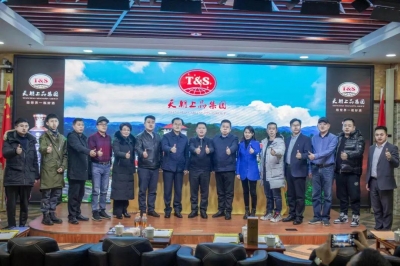 天朝上品成功簽約十二位綿柔醬香品牌宣傳大使