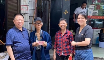 老房堆滿物品存安全隱患，老人卻舍不得丟 云巖區人大代表黃永毅：我們全買下來