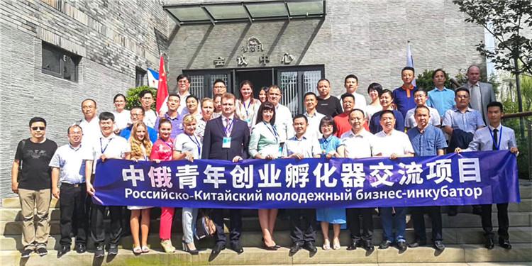 1534408227980279.jpg 合影_副本.jpg