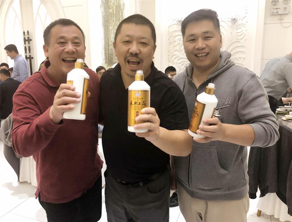 1544408966505360.jpg 嘉賓飲酒1_副本.jpg