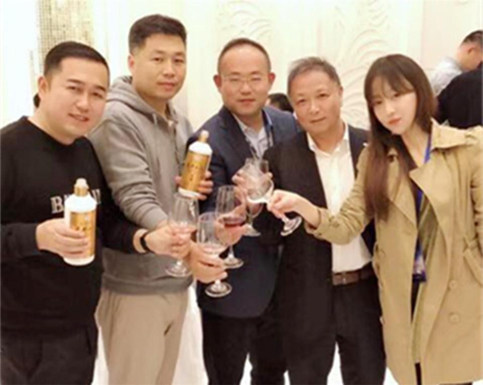 1544408976588743.jpg 嘉賓飲酒3_副本.jpg