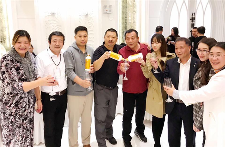 1544408981546077.jpg 嘉賓飲酒2_副本.jpg